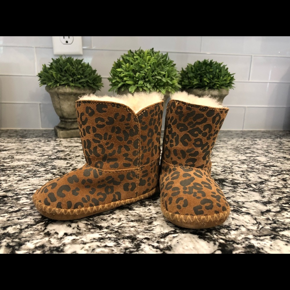 ❣️SOLD❣️ 2/3 Infant Uggs